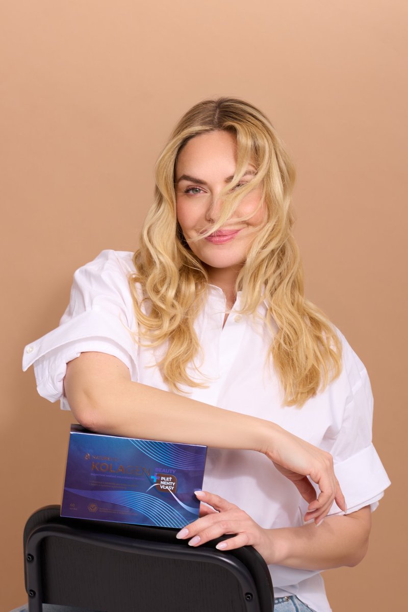 Modelka Taťána Kuchařová držící modrou krabičku s morřským/rybím kolagenem NatureVia Kolagen Beauty+